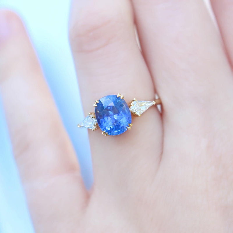 18ct Yellow Gold Cornflower Blue Sapphire and Kite Diamond 3 Stone Ring