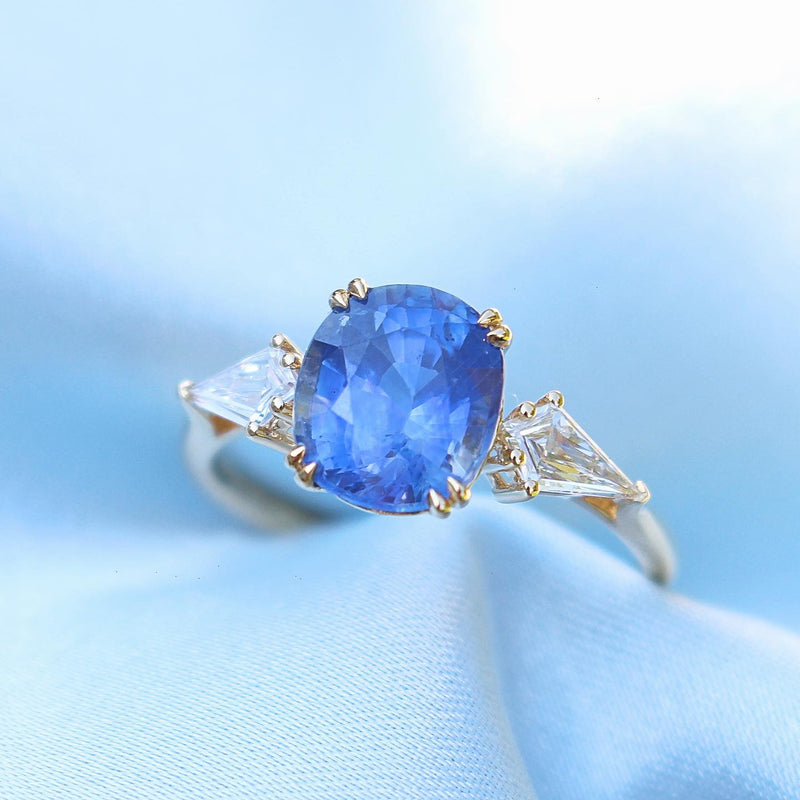 18ct Yellow Gold Cornflower Blue Sapphire and Kite Diamond 3 Stone Ring