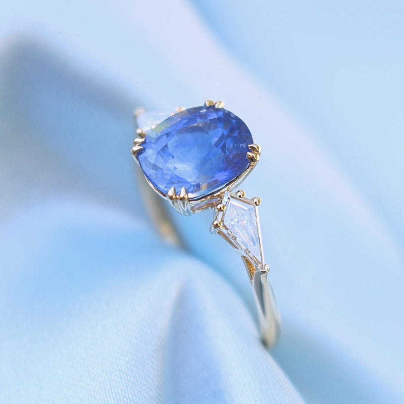 18ct Yellow Gold Cornflower Blue Sapphire and Kite Diamond 3 Stone Ring