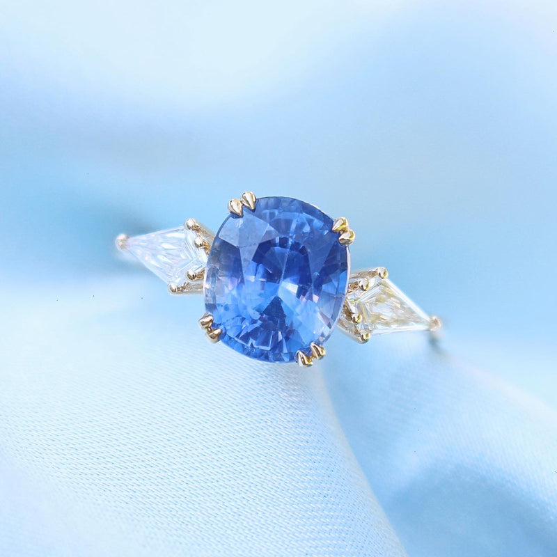 18ct Yellow Gold Cornflower Blue Sapphire and Kite Diamond 3 Stone Ring