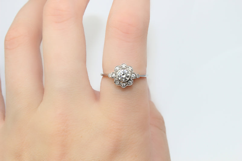 18ct White Gold Diamond Daisy Ring