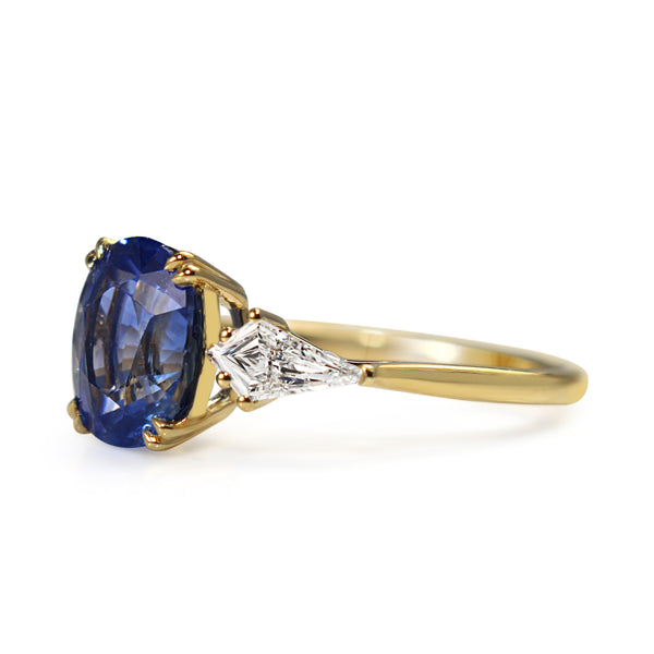 18ct Yellow Gold Cornflower Blue Sapphire and Kite Diamond 3 Stone Ring