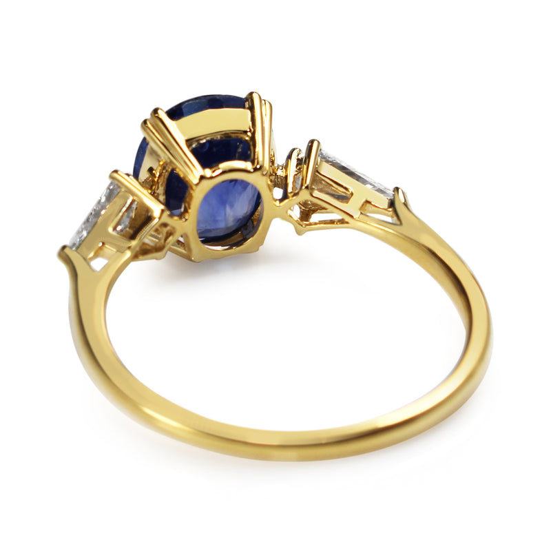 18ct Yellow Gold Cornflower Blue Sapphire and Kite Diamond 3 Stone Ring