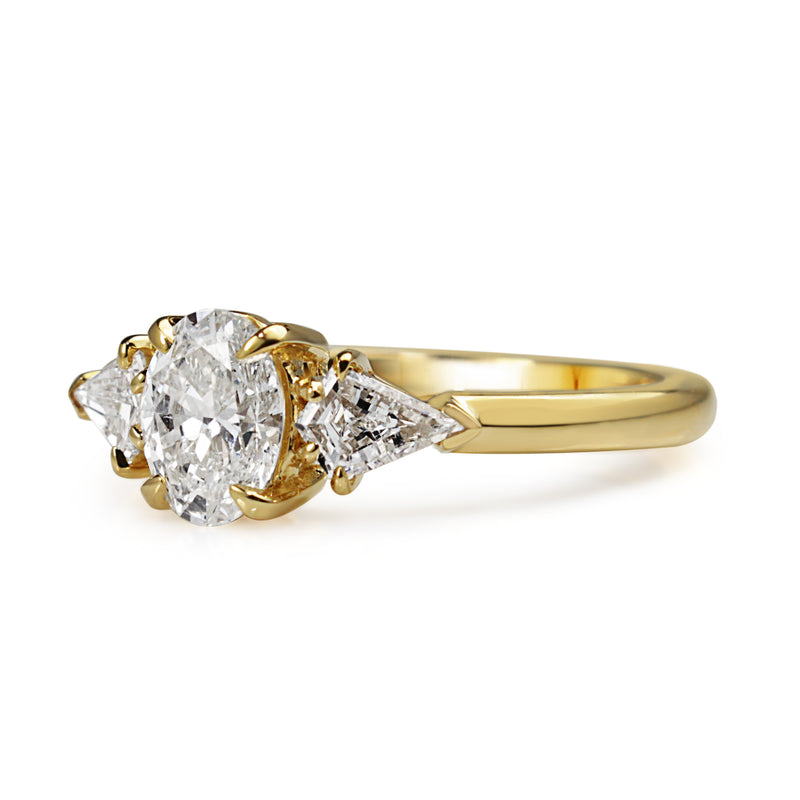 18ct Yellow Gold Oval and Kite Diamond 3 Stone Ring