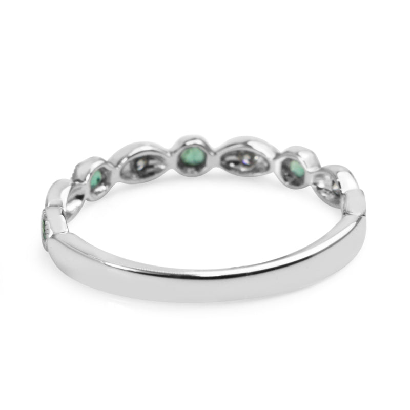 9ct White Gold Emerald and Diamond Vintage Style Ring