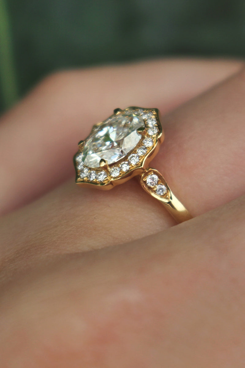 18ct Yellow Gold Oval Vintage Style Halo Ring