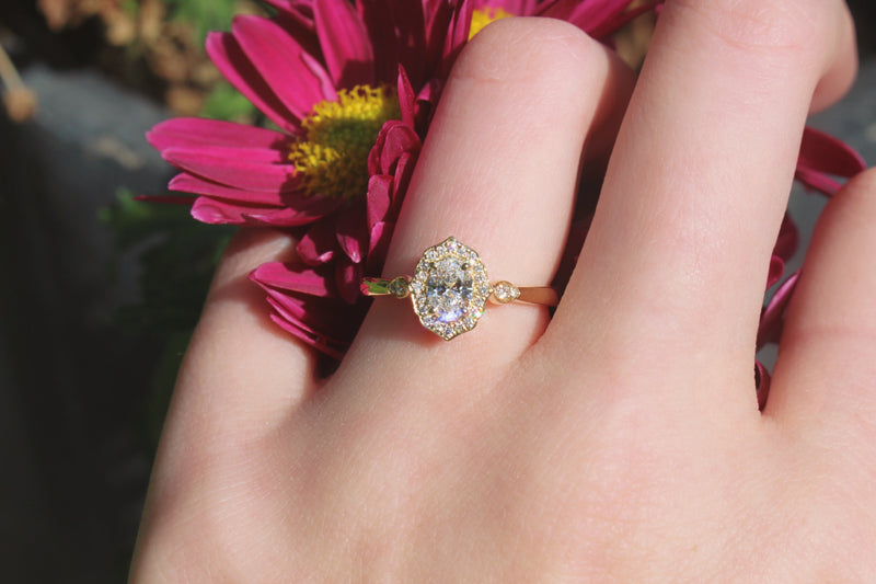 18ct Yellow Gold Vintage Style Oval Halo Ring